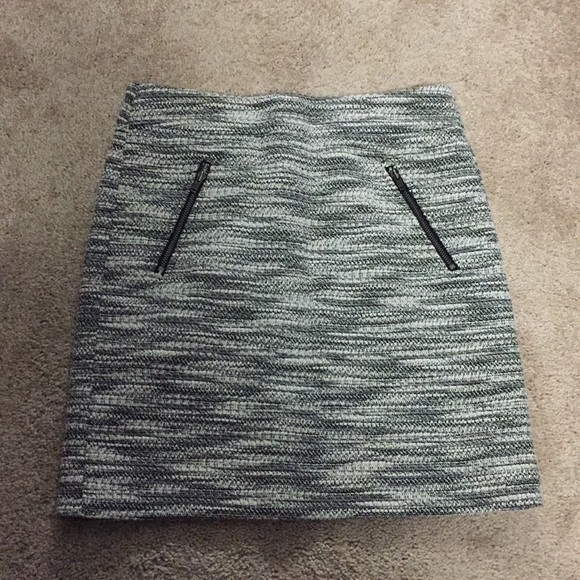 Ann Taylor Dresses & Skirts - Gorgeous 00p Loft skirt, gently worn